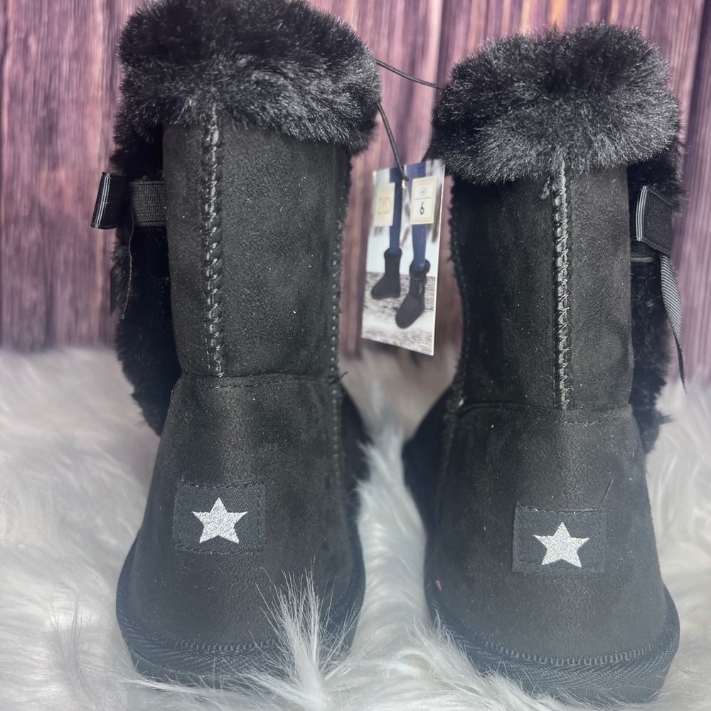 NWT Girls cozy faux suede Boots with Bows and stars